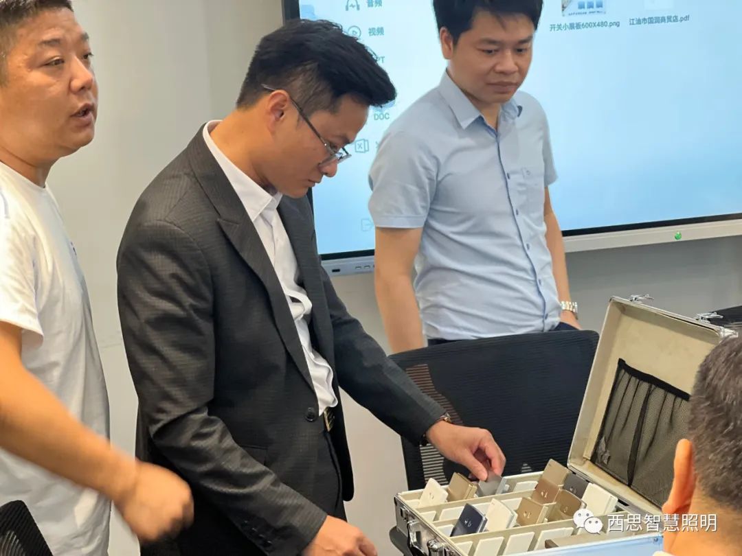 热烈祝贺越南LUXHOUSE贵宾杨总，，，，，乐成签约成为亚洲必赢照明越南区域总署理！-公司新闻-亚洲必赢照明官网