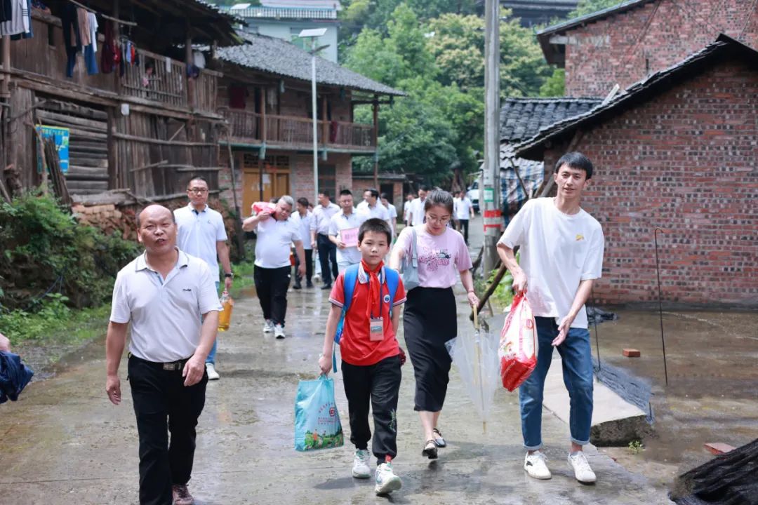 亚洲必赢照明2023捐赠广西融水大浪镇中心小学爱心公益活动-公司新闻-亚洲必赢照明官网